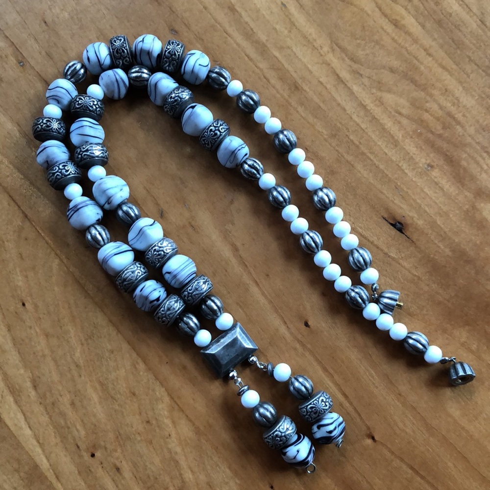 VINTAGE Black/White/Gray & Milk Glass with Silver Tone Bead Necklace w/ Dangles